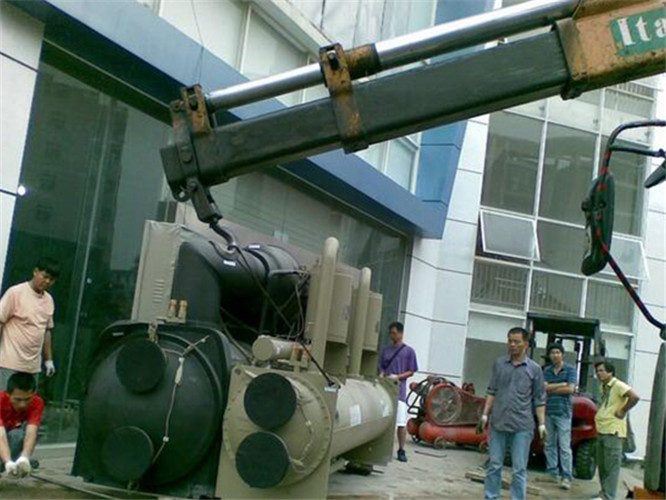 铜梁区随车吊和汽车吊的核心区别是什么？哪种更省钱？