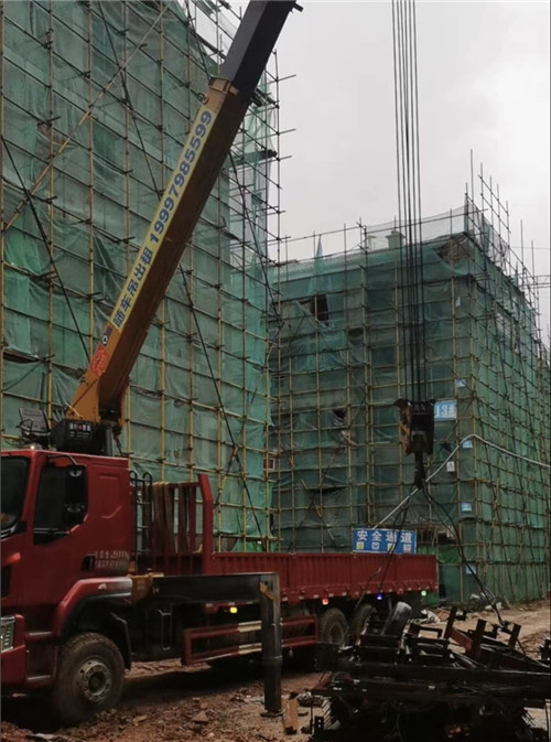 铜梁区“慢工细活”—— 吊车的 “微动控制” 技术